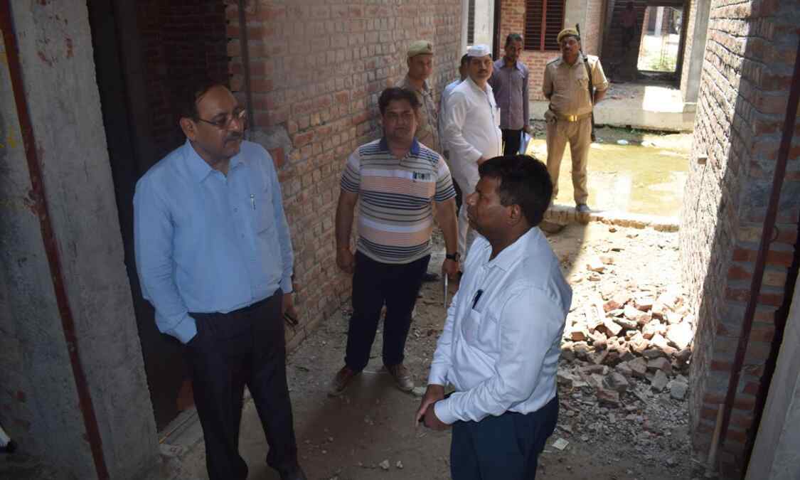 जिलाधिकारी ने  निर्माण सामग्री की गुणवत्ता को खुद प्लास्टर में हथोडी मारकर किया रियलिटी चैक