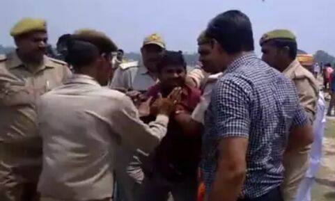 एसडीएम ने ग्रामीण को जड़ा थप्पड़, वीडियो वायरल
