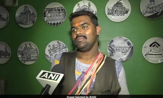 नेताओं का मजाक उड़ाते पर खिलौने बेचने वाला गिरफ्तार, कुछ ने किया समर्थन तो कई ने किया विरोध