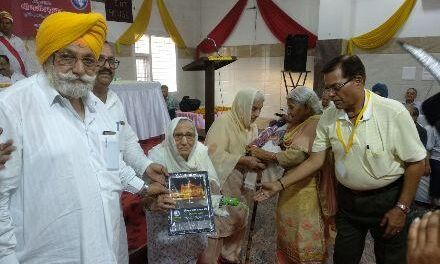 बुजुर्गों का सम्मान कर पंजाबी समाज ने दिया युवाओं को संदेश