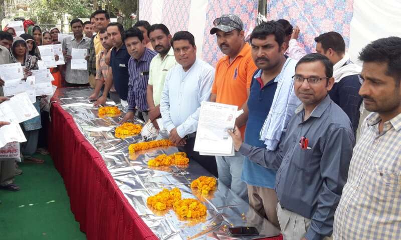 चिकित्सा प्रभारी डा. सतीश कुमार ने वितरित किये जन आरोग्य योजना के कार्ड
