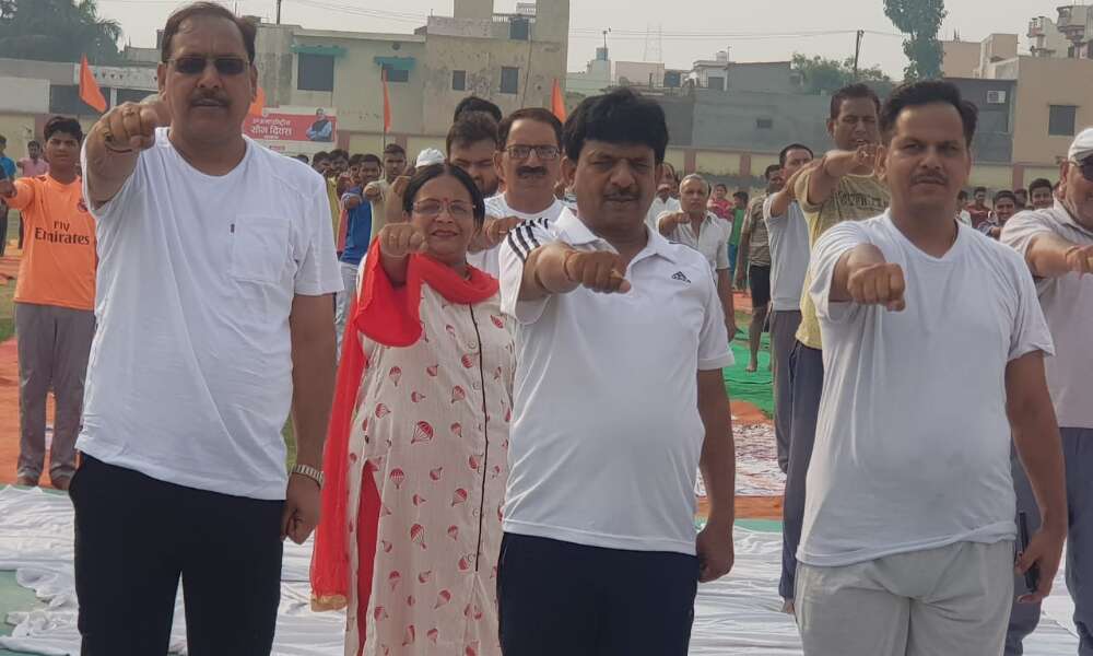 डीएम, पालिका चेयरमैन समेत नगरवासियों ने किया योग