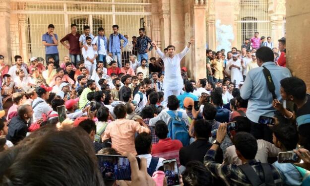 यह छात्रों के लोकतांत्रिक अधिकारों पर हमला है : अखिलेश यादव
