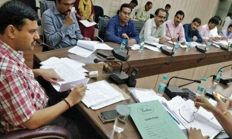 बैठक में डीएम कौशल राज शर्मा ने दिये गौवंश के उचित प्रबन्ध के निर्देश