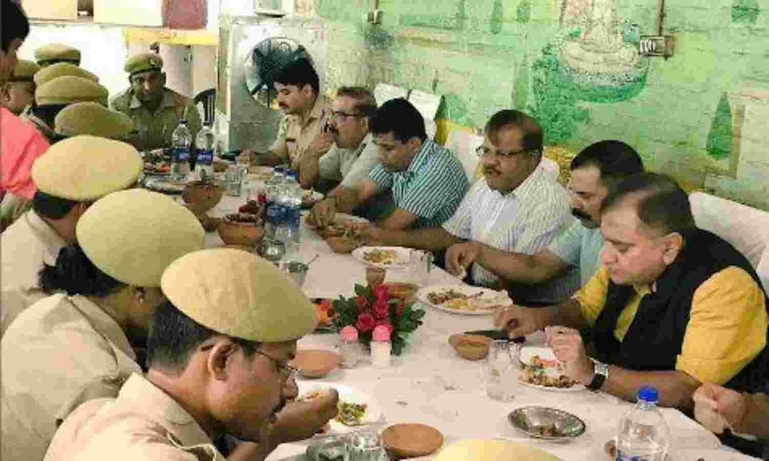 काॅप आॅफ दि मंथ के साथ लखनऊ के फौजी ढाबा पर डीजीपी की दावत
