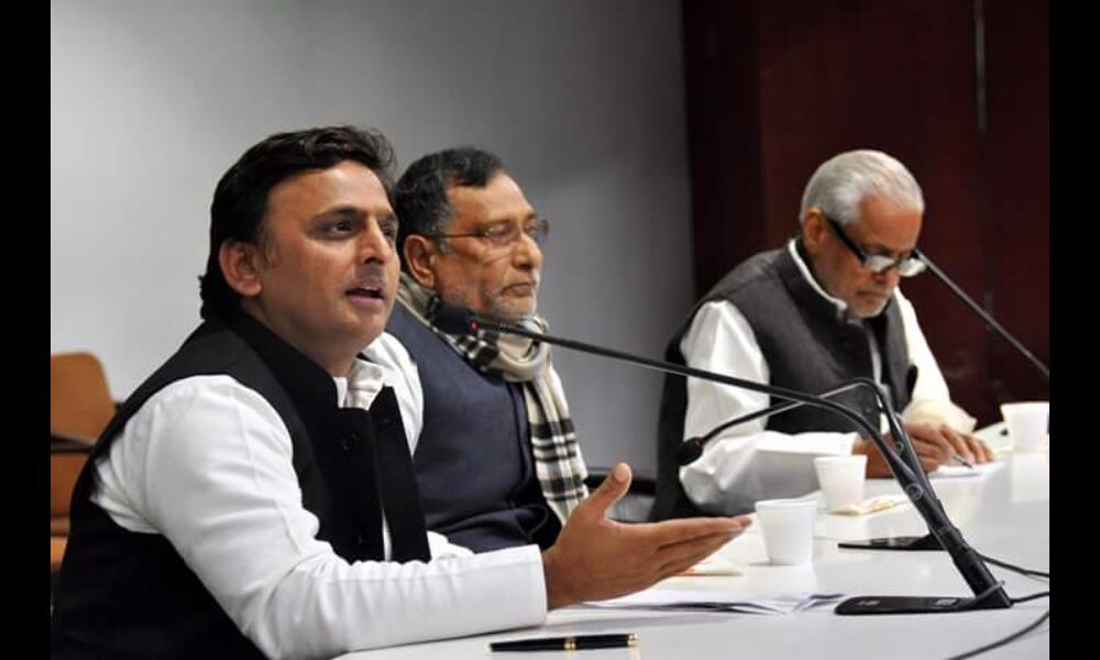 सरकार 15 लाख छात्रों को हाईस्कूल इंटर बोर्ड की परीक्षा से वंचित करना अपनी उपलब्धि मानती है : अखिलेश यादव
