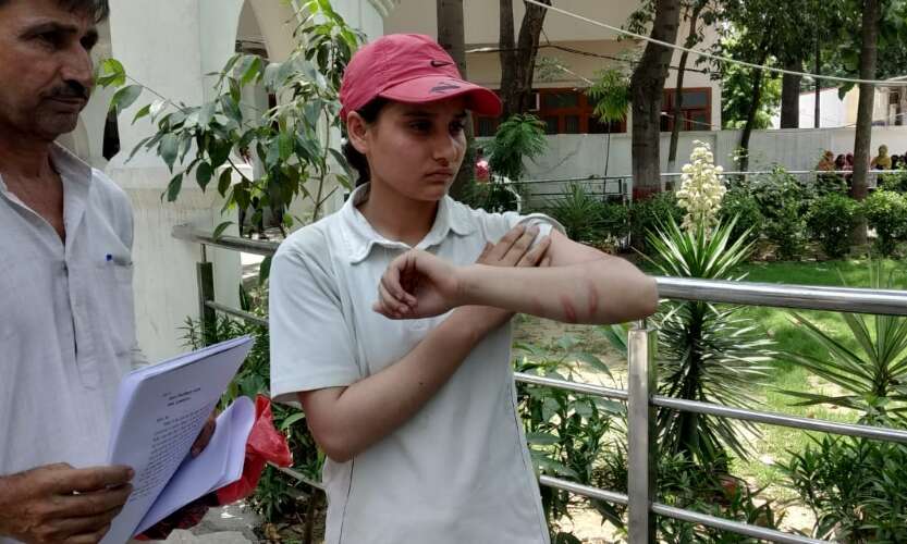 क्रिकेट कोच पर मारपीट करने व अवैध वसूली का आरोप