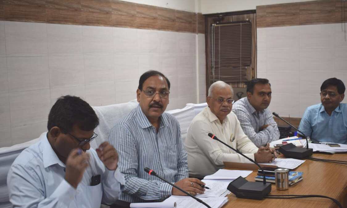डीएम ने की मुख्यमंत्री के सम्भावित दौरे के मददेनजर विकास कार्यो की समीक्षा, कहा- शिथिलता बर्दाश्त नहीं