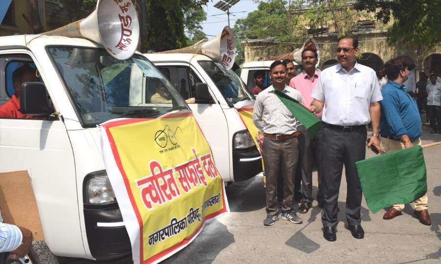 जिलाधिकारी ने त्वरित सफाई बल की 5 गाडियों को हरी झंडी दिखाकर किया रवाना