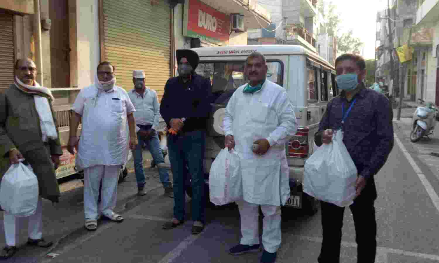 गरीबों को भोजन कराने में व्यापार मंडल का सहयोग जारी