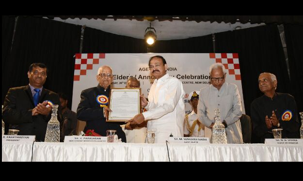 उपराष्ट्रपति ने पूर्व एटॉर्नी जनरल के. पारासरन को सर्वाधिक प्रतिष्ठित वरिष्ठ नागरिक पुरस्कार प्रदान किया
