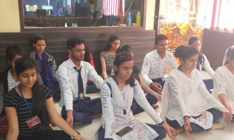 रेडियो एसडी 90.8 एफएम का संदेश-मन की उलझन को सुलझाये योग
