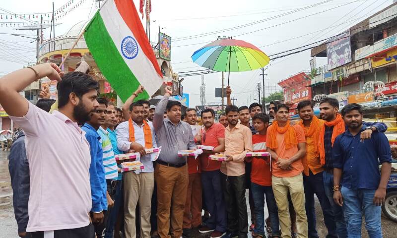 जम्मू कश्मीर से धारा 370 हटने पर हिन्दू युवा वाहिनी ने बांटे लड्डू