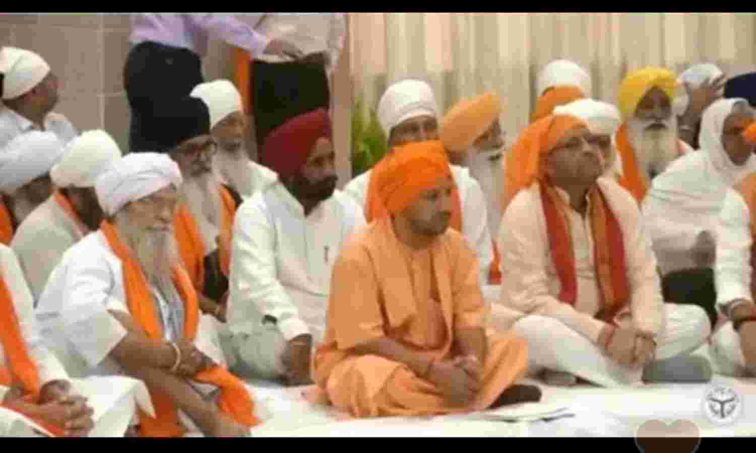 मुख्यमंत्री योगी आदित्यनाथ आवास पर हो रहा है कीर्तन