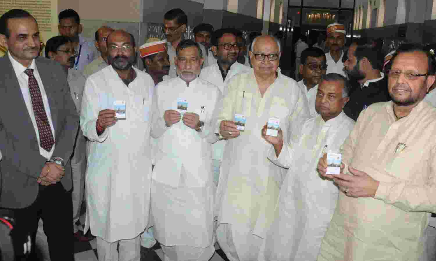 सभी विधायकों को विधान सभा के अंदर प्रवेश हेतु किये कार्ड जारी