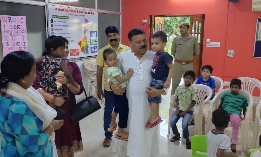 आदित्य का अभियान, गरीबों के बीच मनाया नवरात्र