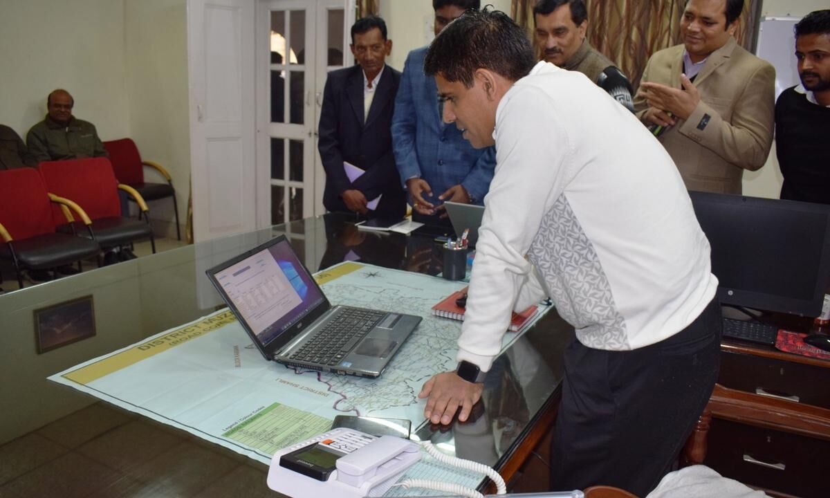 कोटादारो की कालाबाजारी को रोकेगा राशन डीएम जीएस प्रियदर्शी ने सार्वजनिक वितरण प्रणाली में पारदर्शिता लाने को लांच किया पोर्टल