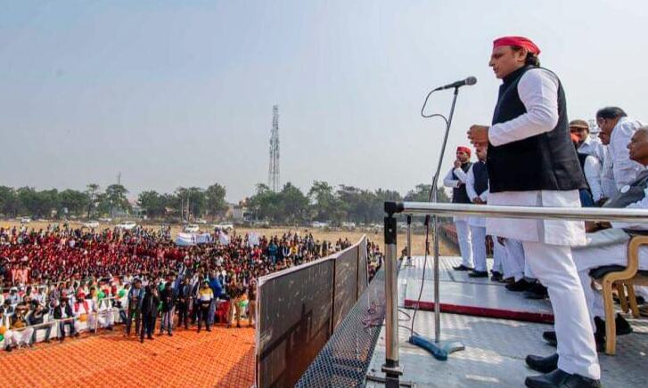 नौजवान कब तक रोजगार के झांसे में रहेंगे : अखिलेश यादव