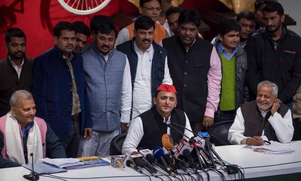केन्द्र सरकार ने अपना कागजी बजट पेश कर बड़े-बड़े वादों की झोली खोल दी है जो पूरी तरह खोखली है