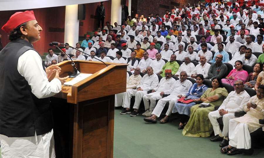 लोकतंत्र पर खतरे के बादल मंडरा रहे हैं : अखिलेश यादव