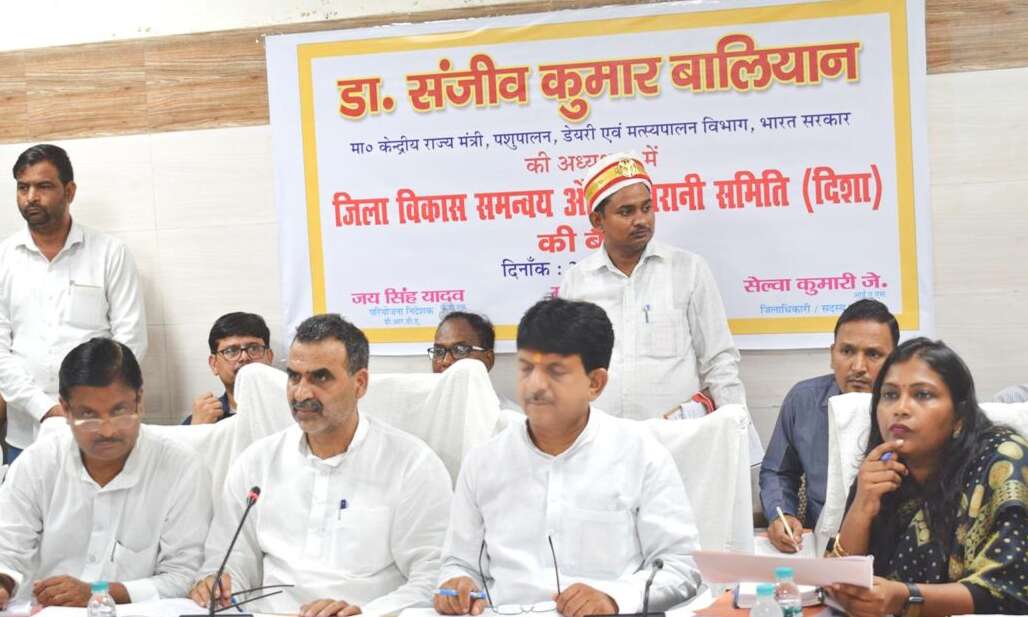प्रधानमंत्री आवास योजना की टीम बनाकर जांच कराई जाये : डाॅ संजीव बालियान