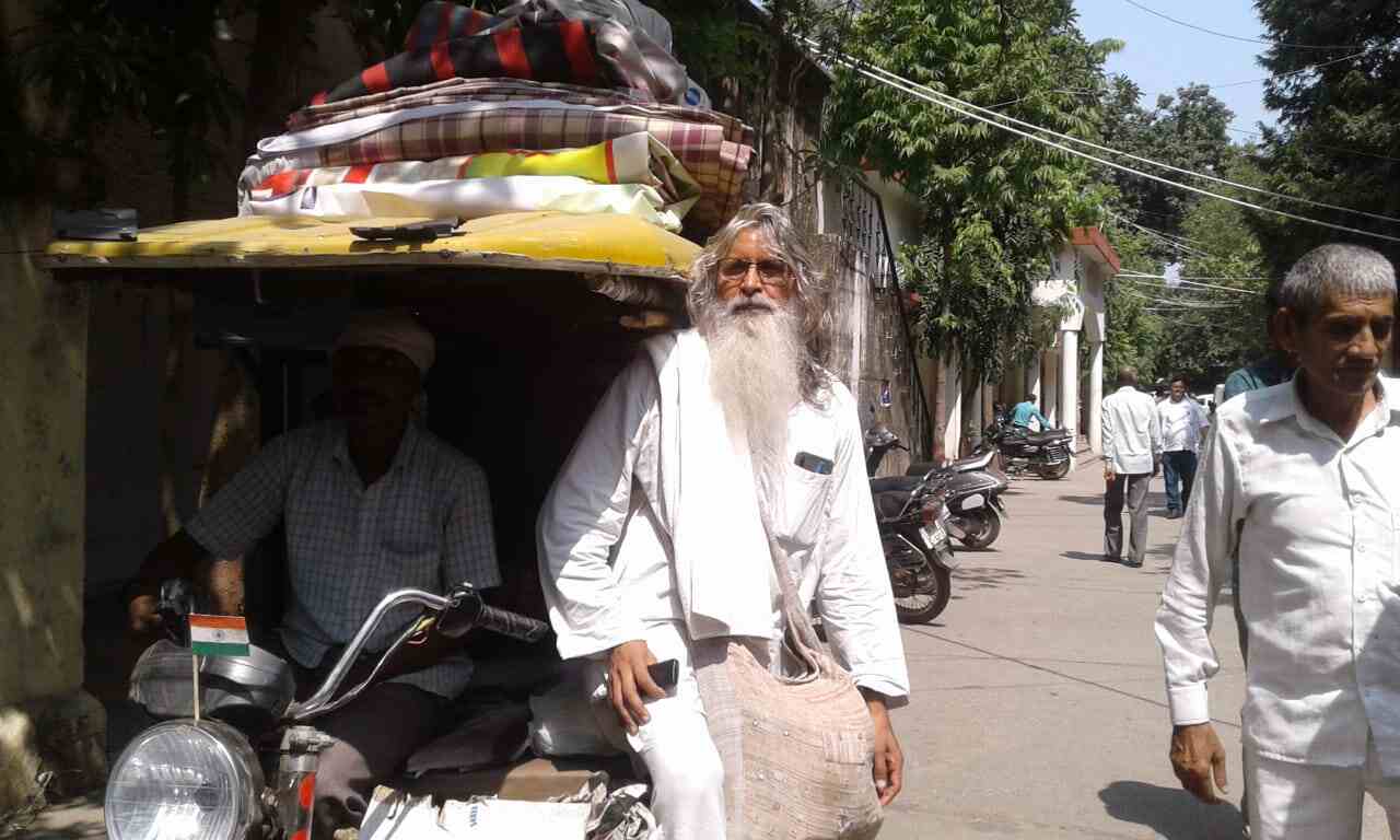 जिलाधिकारी के आदेश पर पिछले 24 साल से चल रहा  मास्टर विजय सिंह का धरना समाप्त