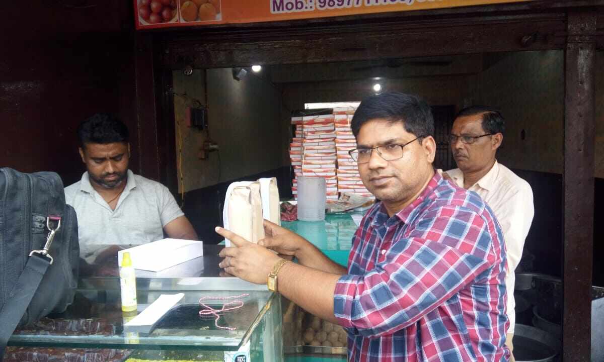 दीपावली पर्व को लेकर खाद्य विभाग सतर्क, दुकानों पर मारे छापे, नमूने भरे