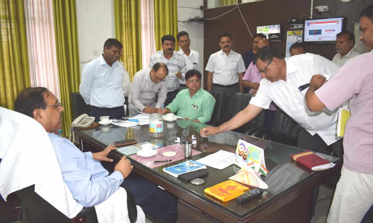 जिलाधिकारी ने एमडीए के जूनियर इंजीनियरों का लाॅटरी मे माध्यम से कराया क्षेत्र आवंटित और  स्वयं वितरित किये ठेकेदारेां को कार्यादेश