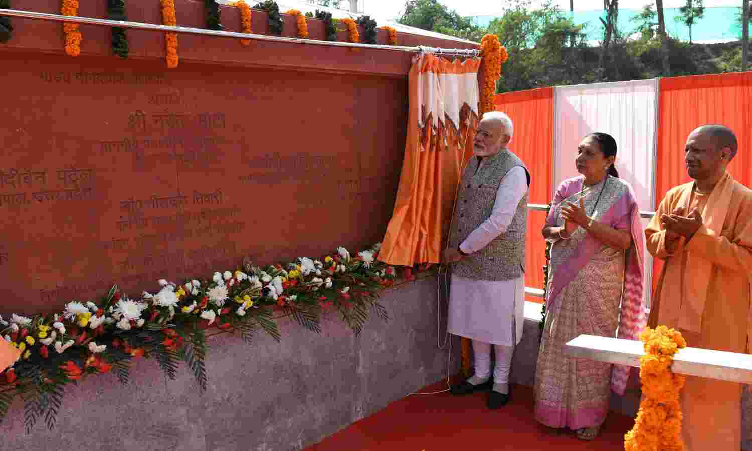 प्रधानमंत्री ने पंडित दीनदयाल उपाध्‍याय की प्रतिमा का अनावरण किया