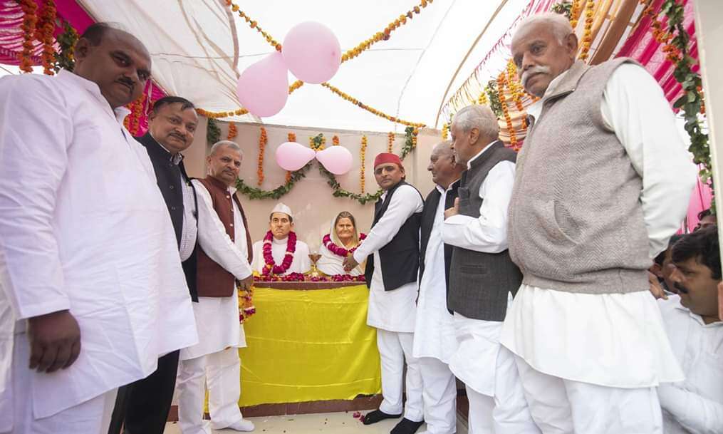 अखिलेश यादव ने दो पूर्व विधायकों की मूर्ति का किया अनावरण एवं तिलकोत्सव