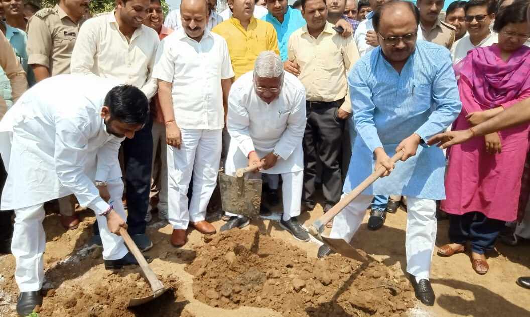 मेरठ में तालाब जीर्णोद्धार पर श्रमदान कार्यक्रम में सम्मिलित हुए मंत्री सिद्धार्थ नाथ सिंह