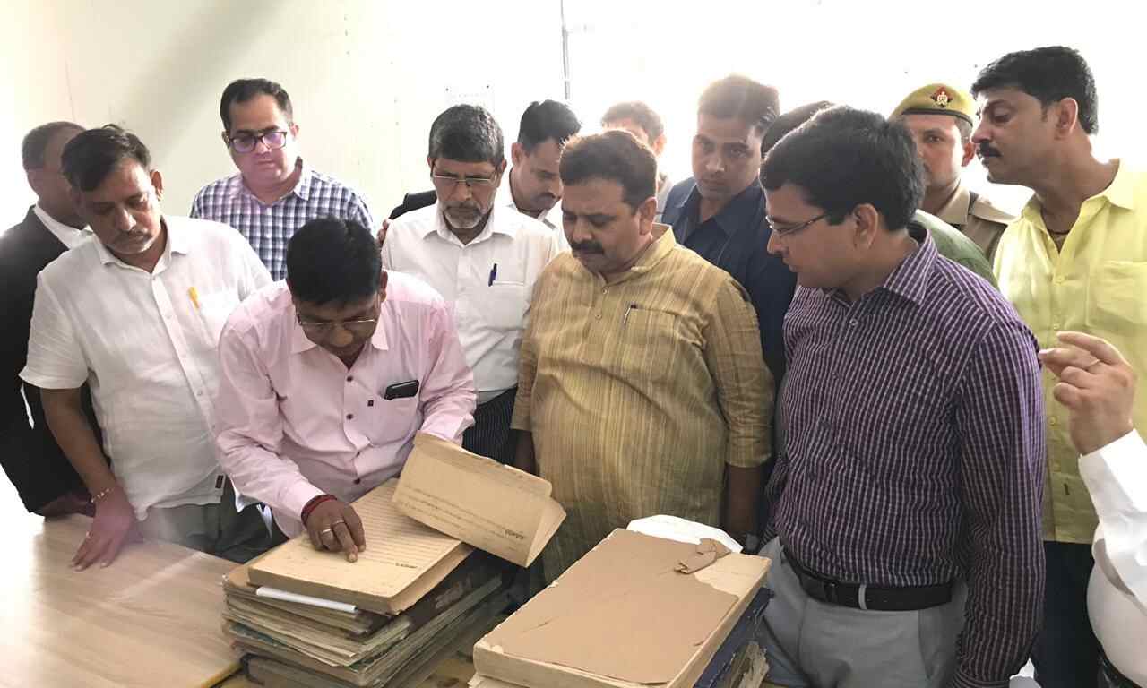 स्टाम्प न्यायालय शुल्क राज्यमंत्री द्वारा रजिस्ट्री कार्यालय वाराणसी का औचक निरीक्षण