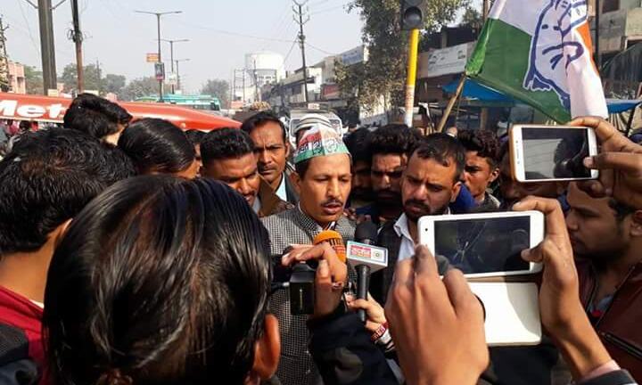 वरिष्ठ कांग्रेसी अली मतलूब ने वसीम रिजवी का पुतला फूंका