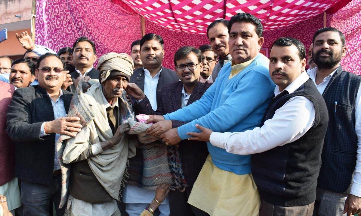 चरथावल में विधायक विजय कश्यप, चेयरमैन सतेन्द्र त्यागी व प्रभारी डीएम अंकित अग्रवाल ने वितरित किये कम्बल