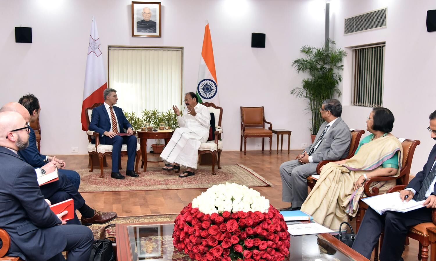 भारत एक शांतिप्रिय देश है और अपने पड़ोसियों से अच्छे संबंध रखना चाहता है : उपराष्ट्रपति