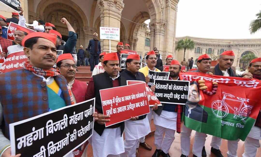 अखिलेश यादव ने शांतिपूर्ण एवं अहिंसात्मक धरना के लिए पार्टी नेताओं, कार्यकर्ताओं को बधाई दी