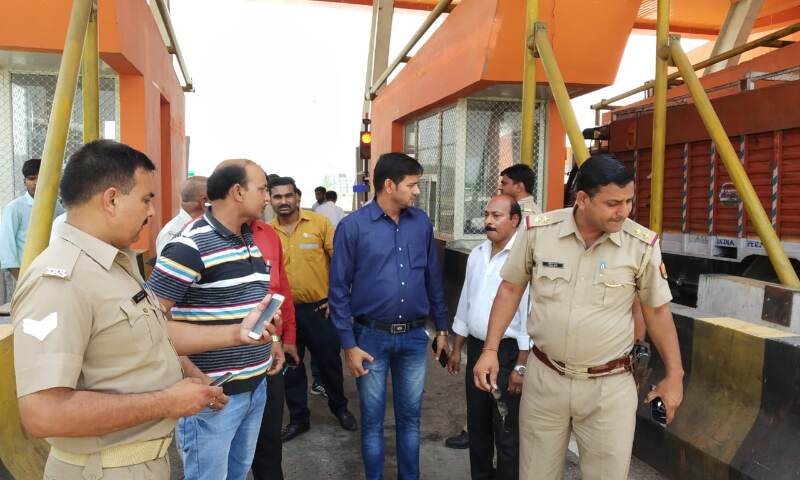 रोहाना टोल प्लाजा पर हंगामा, तोड़फोड़