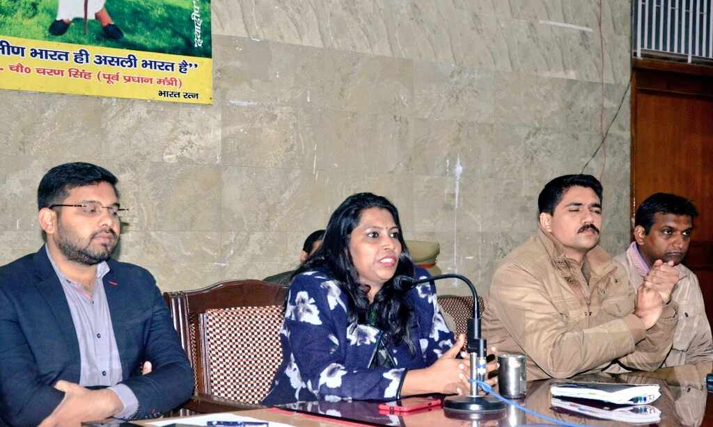 डीएम सेल्वा कुमारी और एसएसपी अभिषेक यादव ने  दुकानों पर लगी सील खुलवाई,जनता में लौट रहा भरोसा