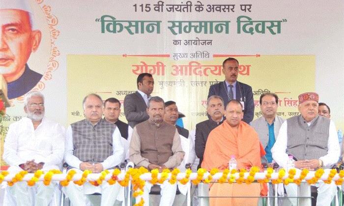पूर्व प्रधानमंत्री चौधरी चरण सिंह के 115वें जन्मदिवस पर आयोजित किसान सम्मान दिवस पर मुख्यमंत्री ने प्रतिमा पर  माल्यार्पण कर शुभारंभ किया