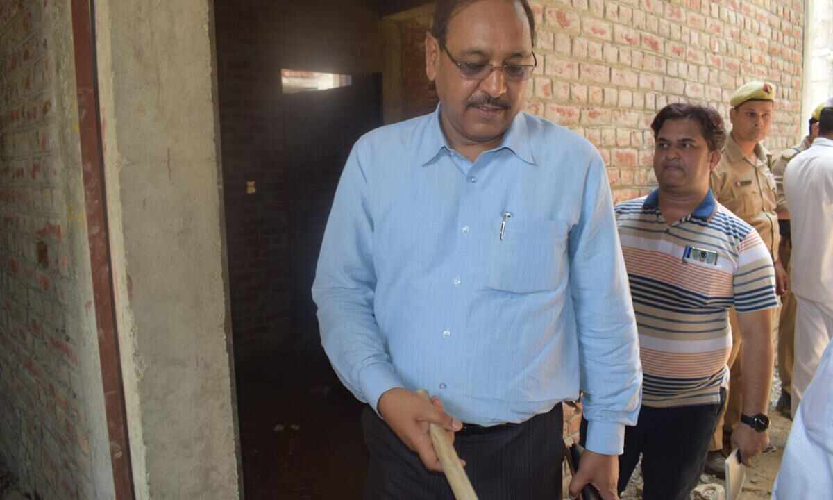 कलेक्टर की चाय से  कर्मचारियों में कंपकंपी