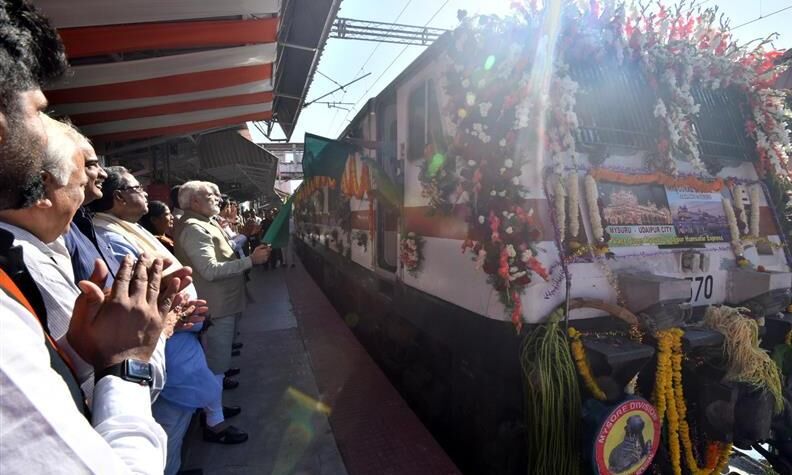 प्रधानमंत्री ने मैसूरू में रेलवे परियोजनाओं का शुभारंभ किया