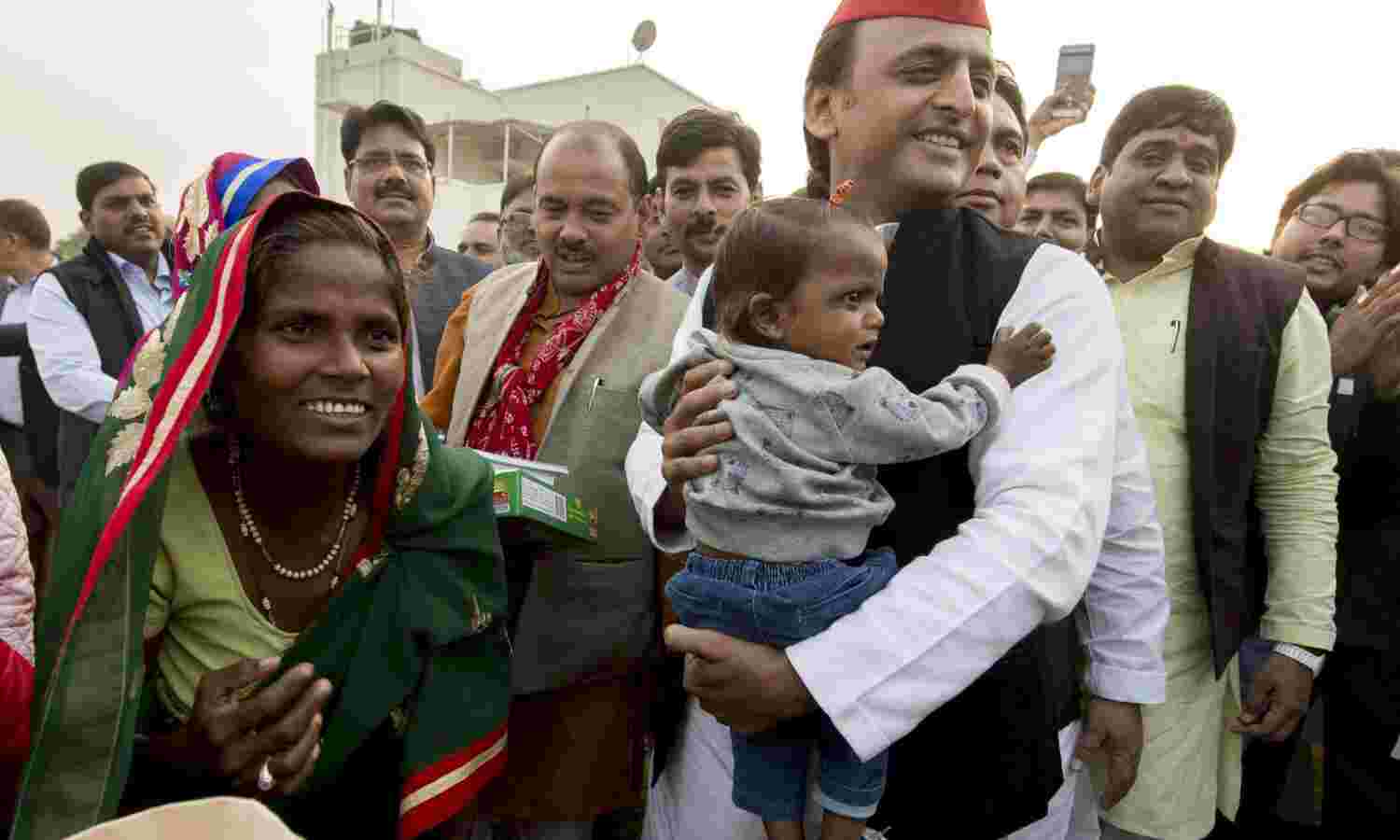 अखिलेश यादव ने नोटबंदी के दौरान बैंक की लाइन में जन्में खजांची का कल जन्मदिन मनाया