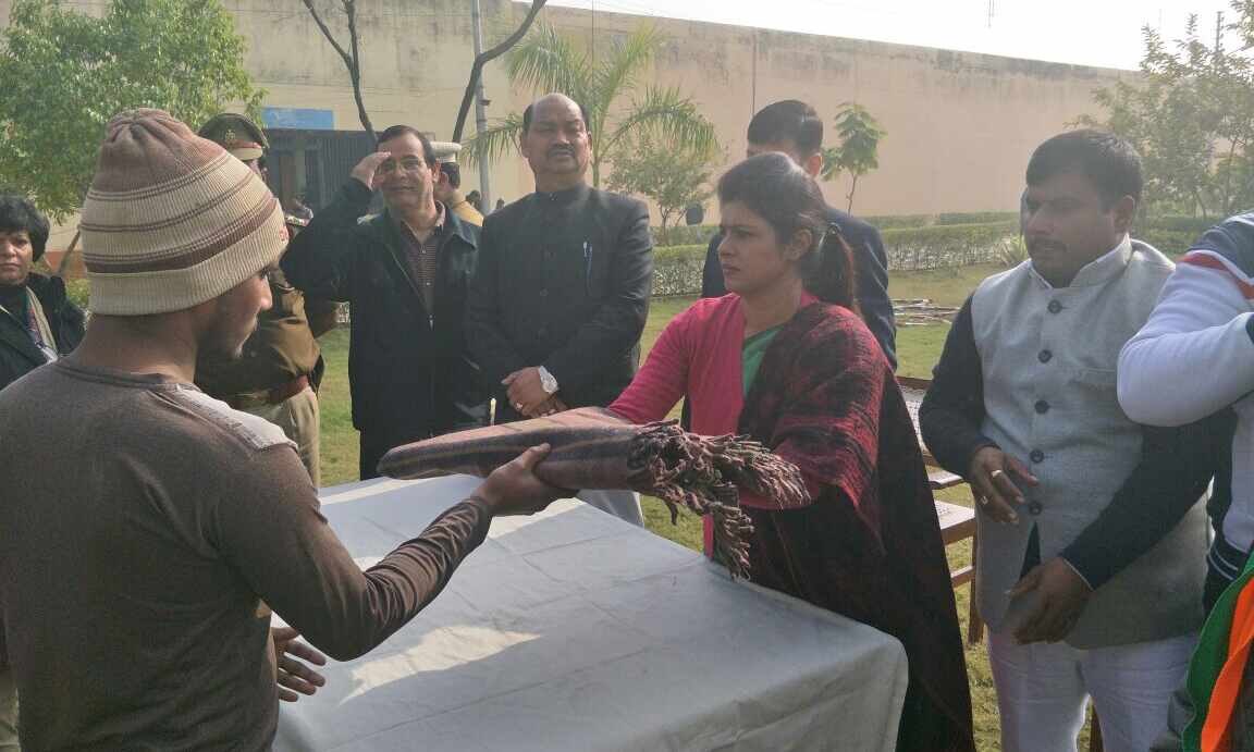 स्वाती सिंह ने जिला जेल और नारी बंदी निकेतन में बांटे कम्बल