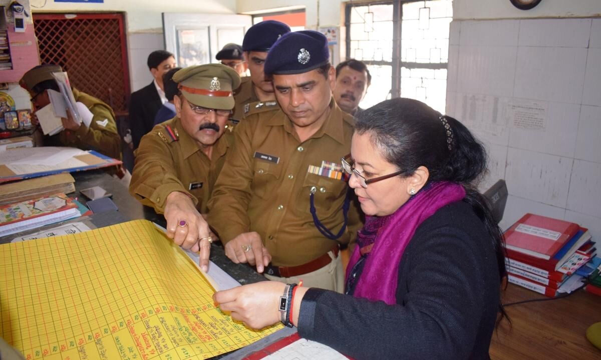 थाने पर आने वाले पीडितों की समस्याओं को संवेदनशील हेाकर सुने : आराधना शुक्ला