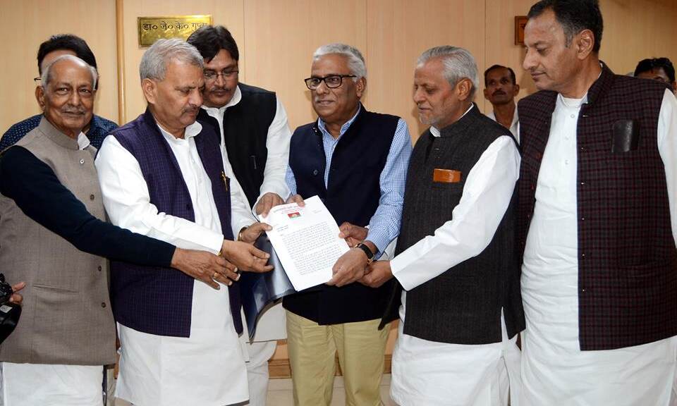 समाजवादी पार्टी के प्रतिनिधिमण्डल ने राज्य निर्वाचन आयुक्त को ज्ञापन दिया