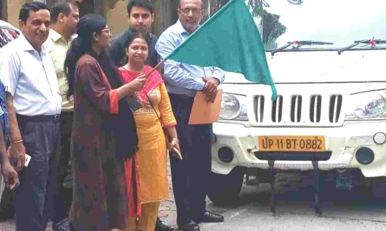 सीडीओ ने आयुष विधा के प्रचार प्रसार हेतु दो वैनों को हरी झण्डी दिखा कर रवाना किया
