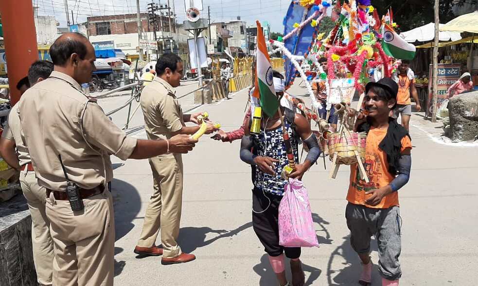 कोतवाली पुलिस ने कांवड़ियों कोे फ्रुटी और केले किये वितरित