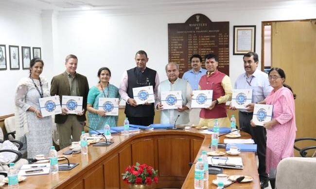 50 वर्षों की भागीदारी पूरी होने के अवसर पर कॉफी टेबल बुक का विमोचन किया