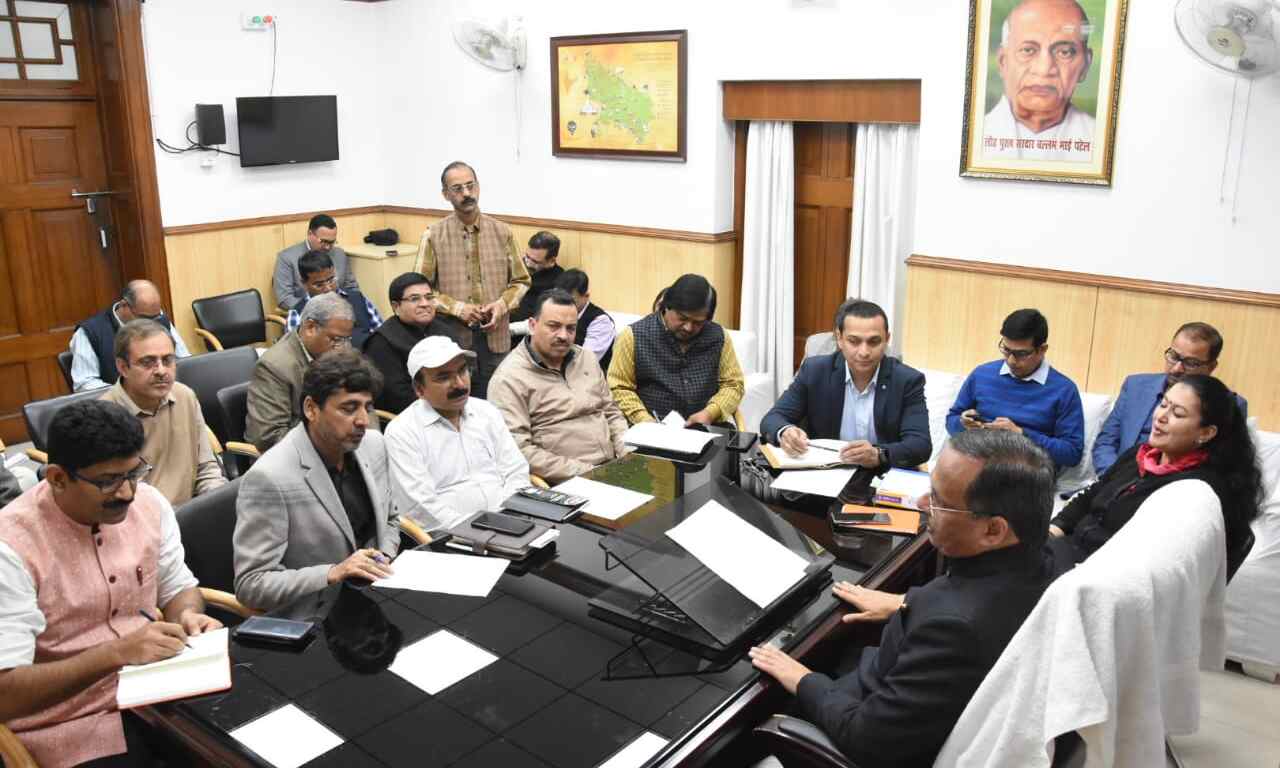 नकल कराने वाले गिरोहों पर गैंगस्टर एक्ट एवं रासुका के तहत करें कार्यवाही : उप मुख्यमंत्री