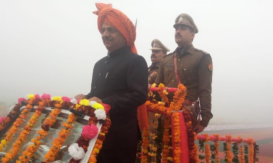 गणतंत्र दिवस पर मंत्री कपिल देव ने लहराया तिरंगा, परेड की सलामी के बाद मनी वैवाहिक वर्षगांठ